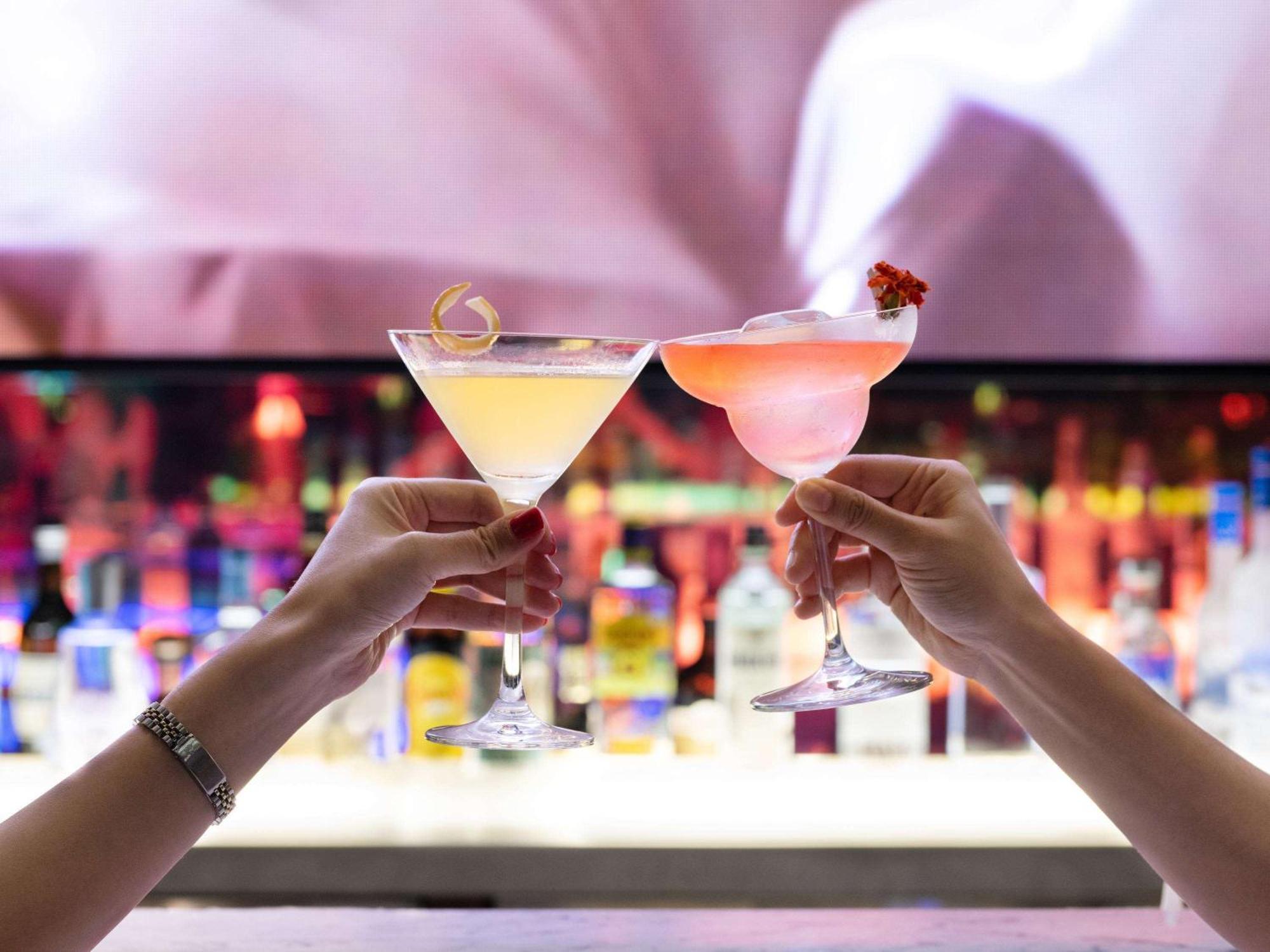 Mondrian Seoul Itaewon Hotel Exterior photo Two people toasting with cocktails